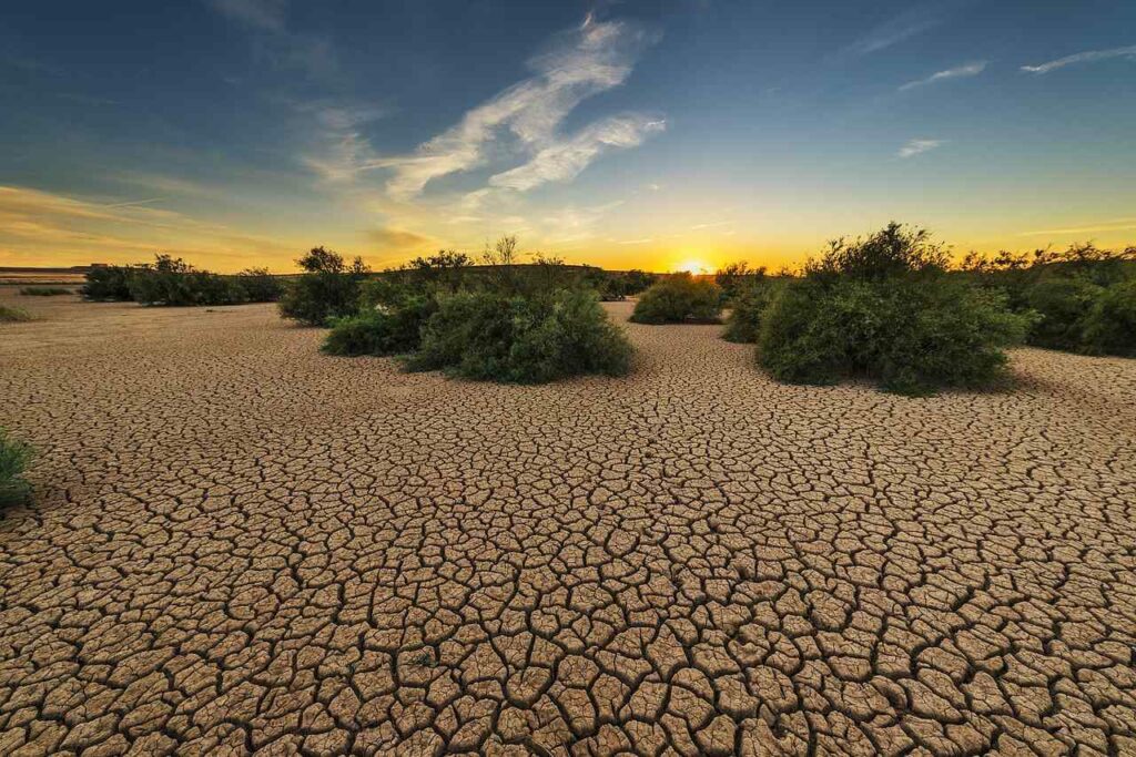 Bild von einer Landschaft die in Folge des Klimawandels ausgetrocknet ist und die Wasserversorgung vor erhebliche Probleme stellt
